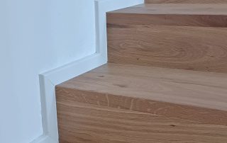 scale in legno con battiscopa bianco