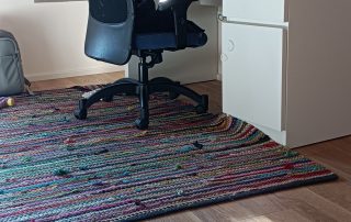 pavimento in legno baccianini fiemme rovere nodoso con sedia da lavoro e scrivania