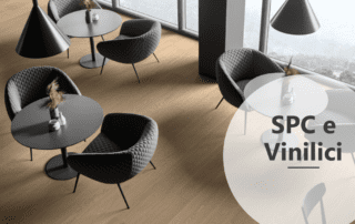 sala con tavolini e sedie e pavimento in spc effetto legno